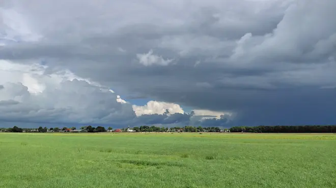 Mooie buienluchten in de buurt van De Knippe in Friesland - Albert Thibaudier