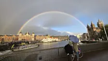 Regenboog boven Amsterdam - Louis Stuster