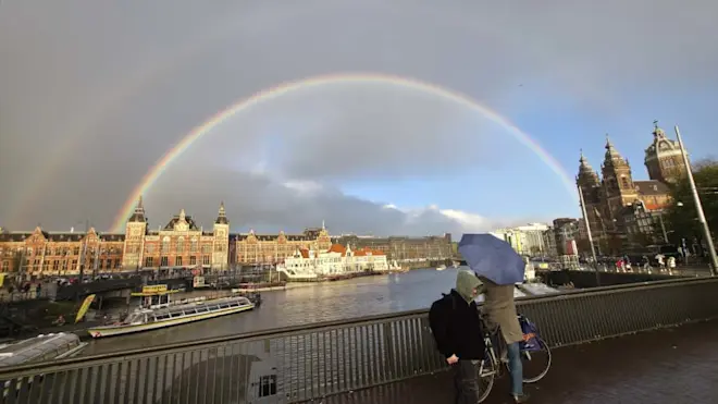 Regenboog boven Amsterdam - Louis Stuster