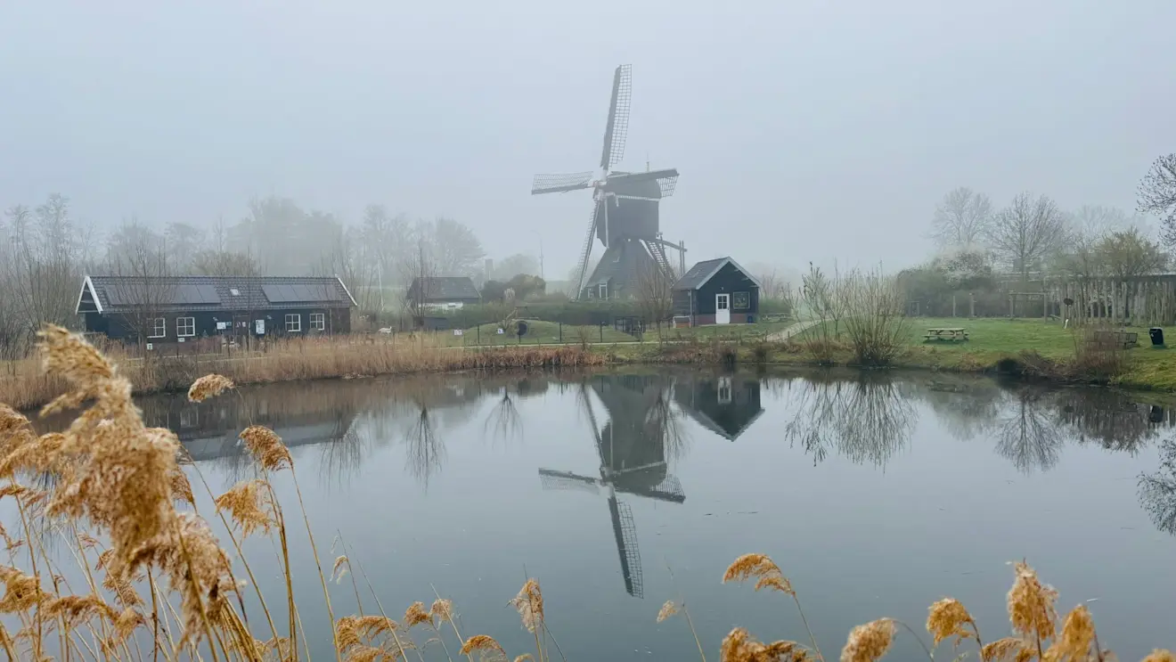 Een grijze en nevelige start van de dag in Leerdam - John Oomen