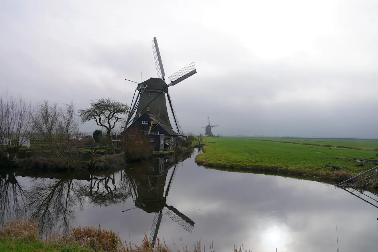 Grijs en een dun zonnetje in Aarlanderveen - Joost Mooij