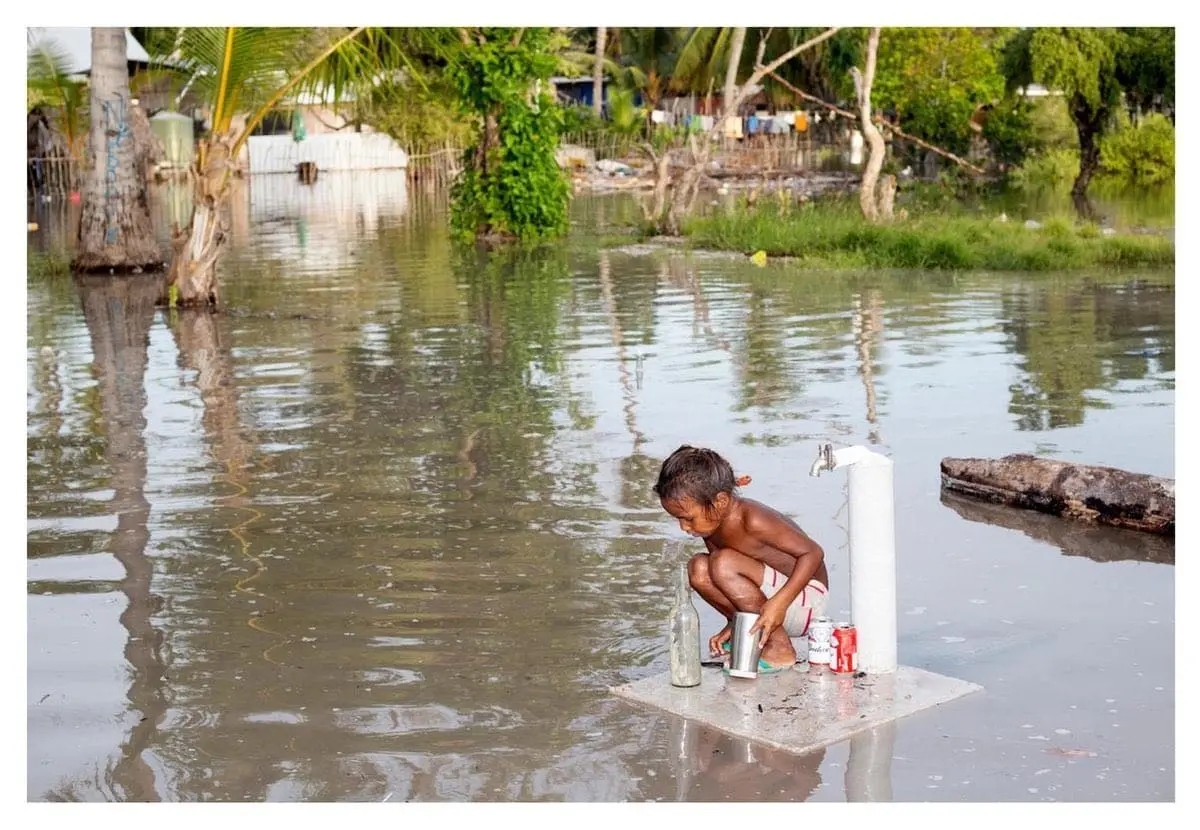Om de haverklap lopen delen van Tarawa onder water - Sanne Zurné