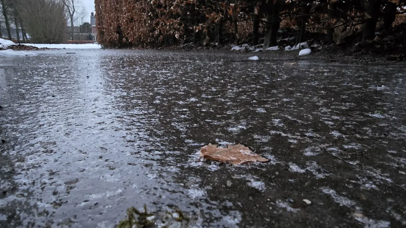 Gladheid door eerdere ijzel in Roodeschool - Jannes Wiersema