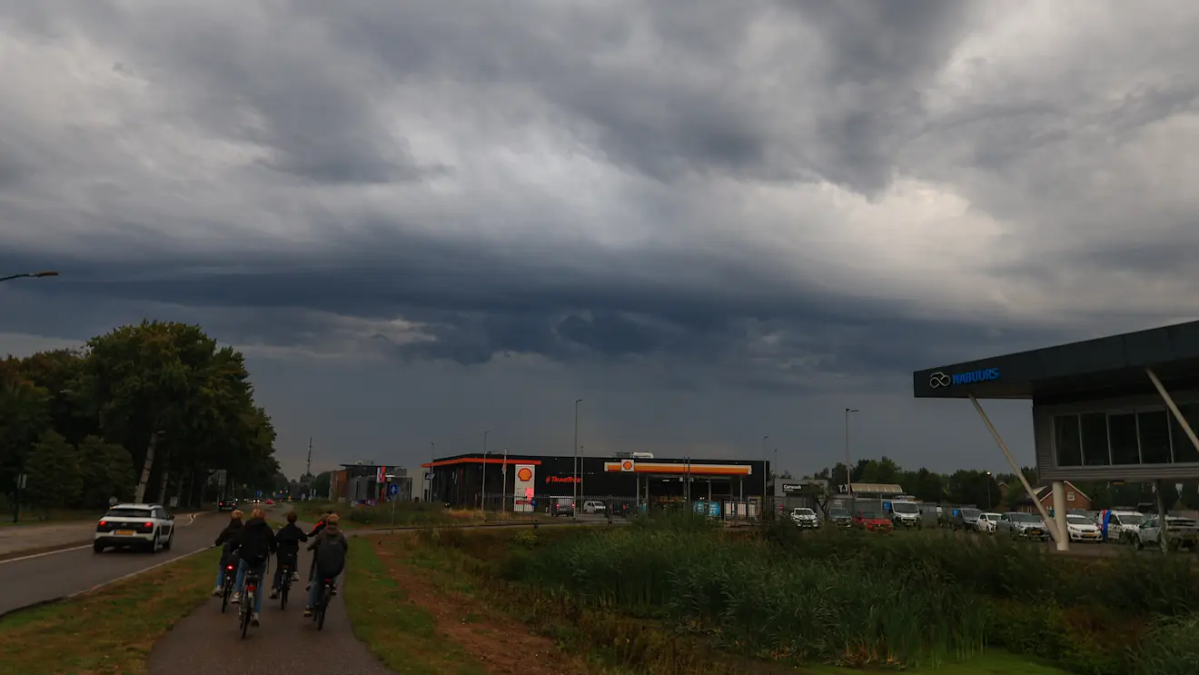 De eerste regen naderde vanochtend Cuijk - Henk Straatman