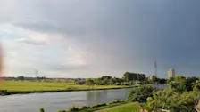De bui die in het westen vanochtend zelfs even onweer bracht - Monique Bormans