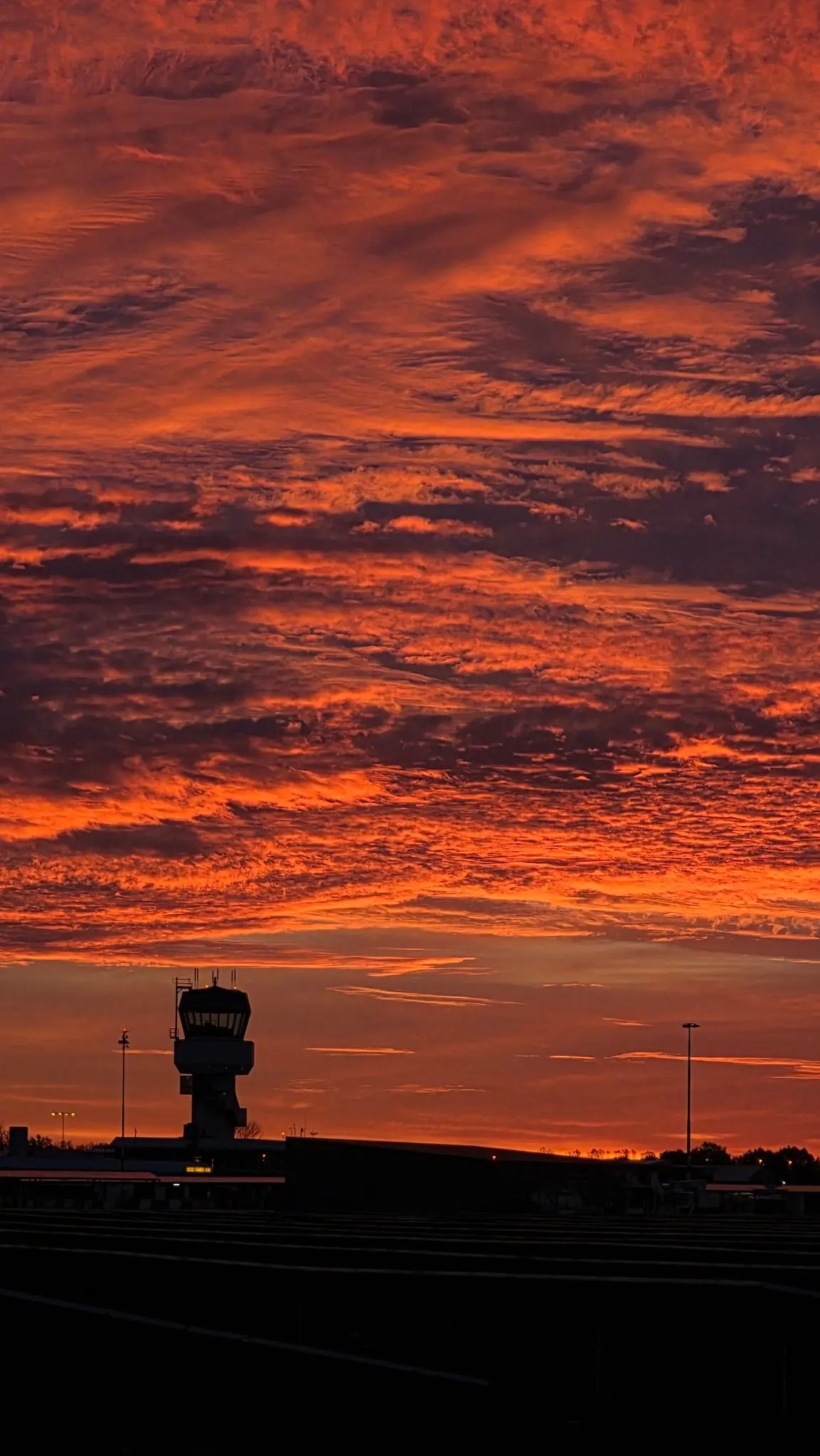 Fraai ochtendrood boven het vliegveld van Eelde. En ochtendrood betekent water in de sloot... - Wiendeld Visser