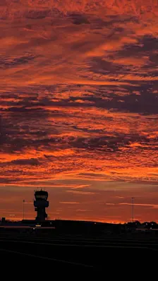 Fraai ochtendrood boven het vliegveld van Eelde. En ochtendrood betekent water in de sloot... - Wiendeld Visser