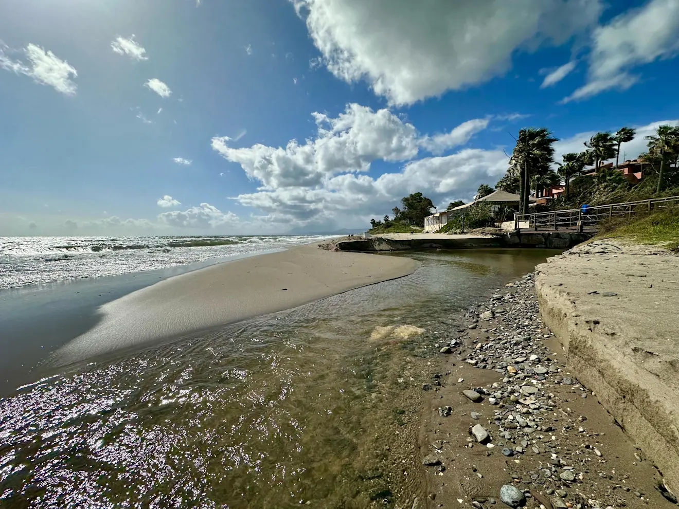 Ook aan de Costa del Sol komt het water vanuit de bergen weer tot een de zee - Tycho van den Born