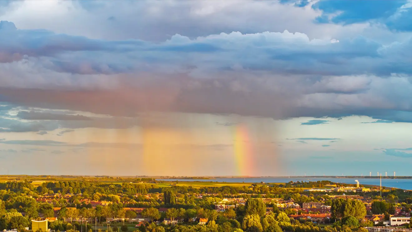 Mooie regenboog, maandagavond in de buurt van Hellevoetsluis - Simone Wiersma