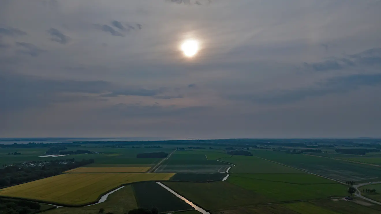 Een mede door de rook van de bosbranden afgeschermde zon boven het zuidwesten van Nederland - Simone Wiersma
