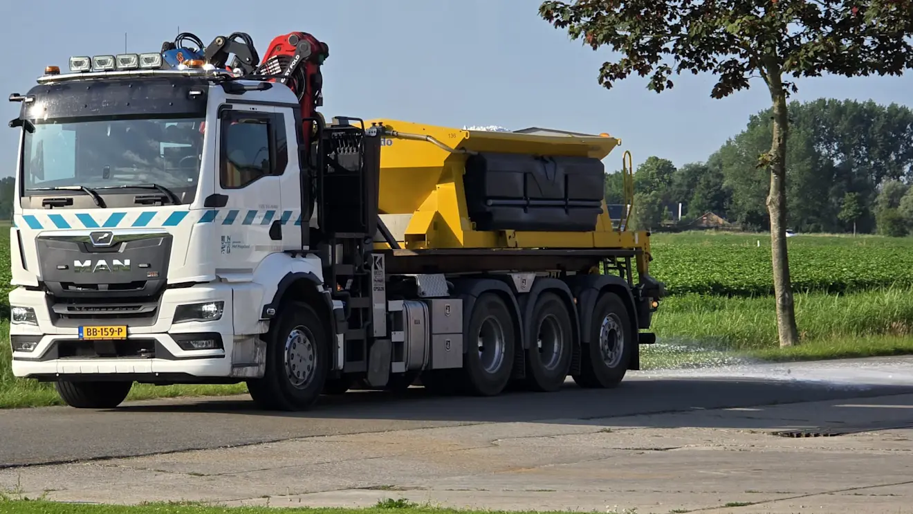 In verband met hitte worden wegen nu gestrooid. Het zout onttrekt vocht aan de weg, maar brengt er door zijn hygroscopische werking ook een klein vochtlaagje op. Op die manier kun je voorkomen dat het asfalt in de hete zon smelt en dat op de wegen spoorvorming optreedt - Jannes Wiersema