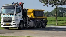 In verband met hitte worden wegen nu gestrooid. Het zout onttrekt vocht aan de weg, maar brengt er door zijn hygroscopische werking ook een klein vochtlaagje op. Op die manier kun je voorkomen dat het asfalt in de hete zon smelt en dat op de wegen spoorvorming optreedt - Jannes Wiersema