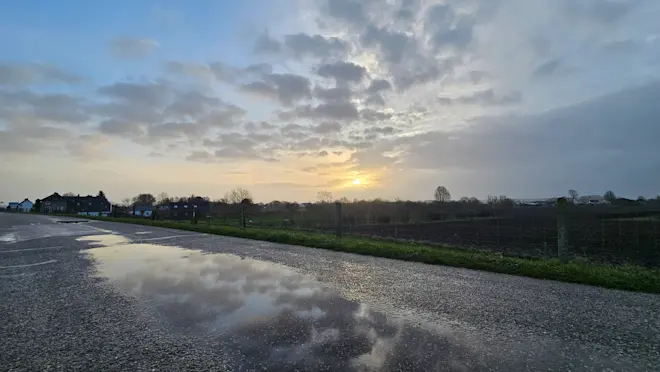 Mooie reflectie in het water van een plas op de dijk - Nely van Frankenhuyzen