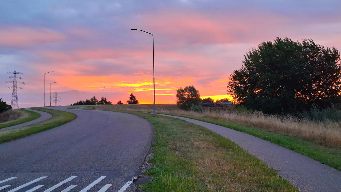 Ochtendgloren, onderweg naar Tiel - Cynthia van Leusden