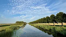 Onrustige wolken in de lucht boven de omgeving van Zevenhuizen - Jolanda Bakker