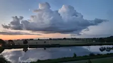 Een stapelwolk boven het land bij het krieken van de dag - Monique Bormans