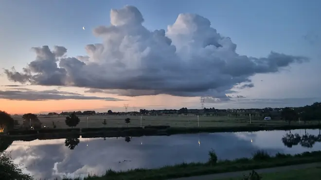 Een stapelwolk boven het land bij het krieken van de dag - Monique Bormans