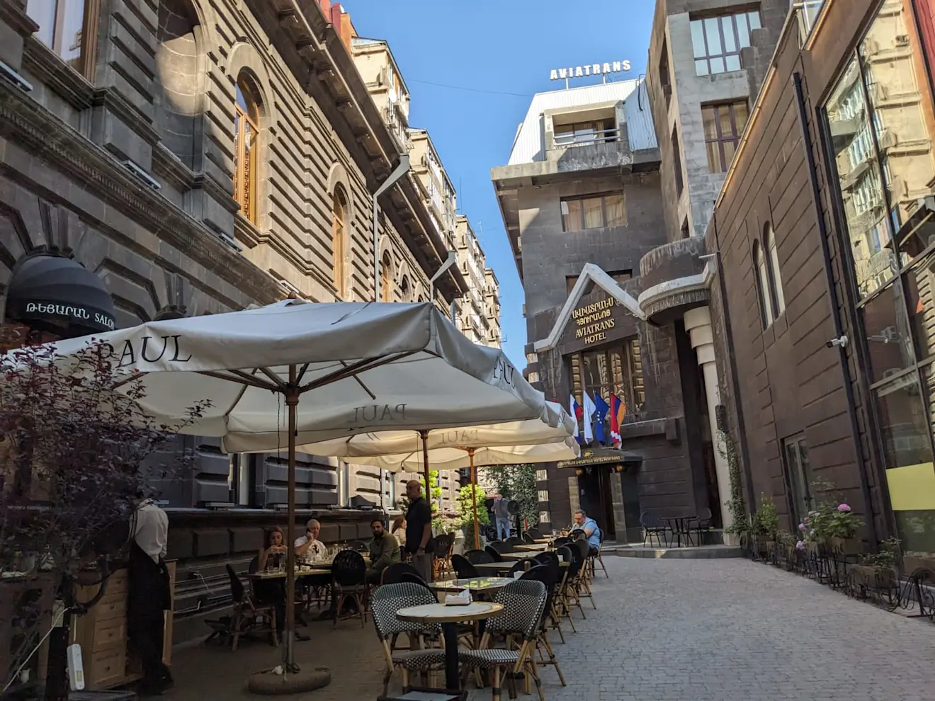 Ontspannen sfeer in het centrum van Jerevan. De terrasjes zijn voor Europeanen niet duur. Een grote coup ijs kost hier gemiddeld 1900 Armeense Dram (€4,40). Het café heet 'Smile with Us'. En dat doen we met alle plezier - Carlos Sour