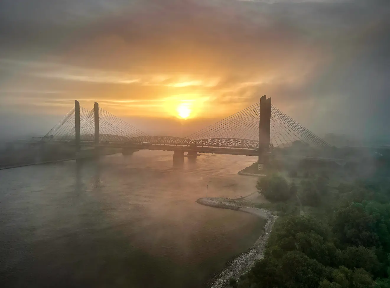 De brug bij Zaltbommel in de mist - John Oomen