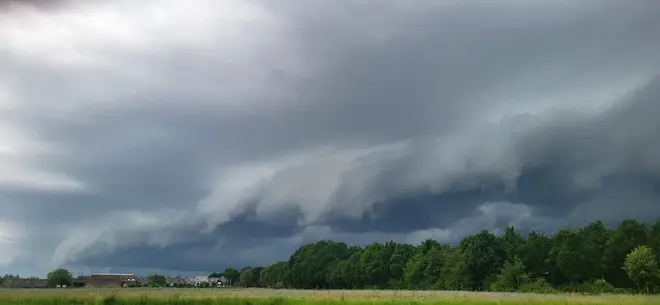 Fraaie shelfcloud in de buurt van Twello bij de buien van gisteren - Mark Wolvenne