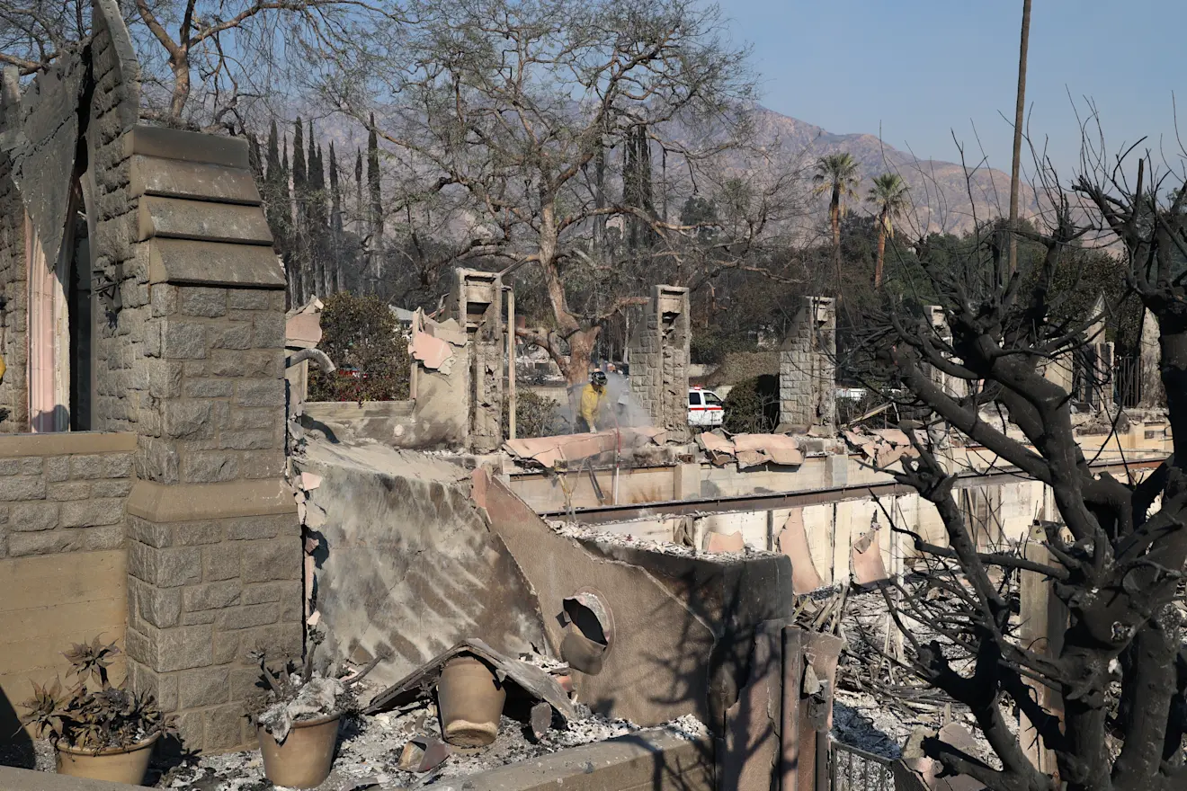 Veel puin, nog in de buurt van Los Angeles aanwezig, komt door de regen en wind van deze week in beweging - Wikipedia