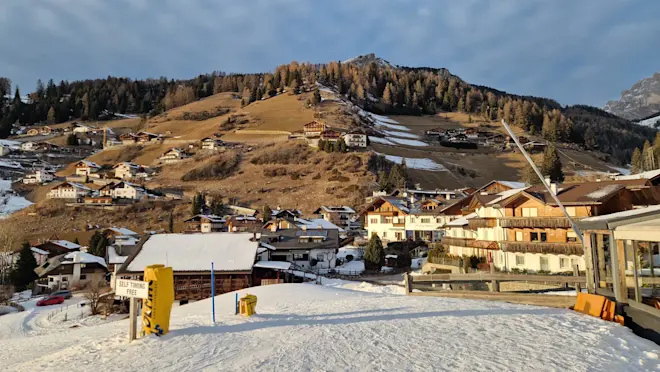 Ook vorig jaar had de sneeuw het op de zonhellingen lastig, zoals op de foto in de Italiaanse Dolomieten - Reinout van den Born