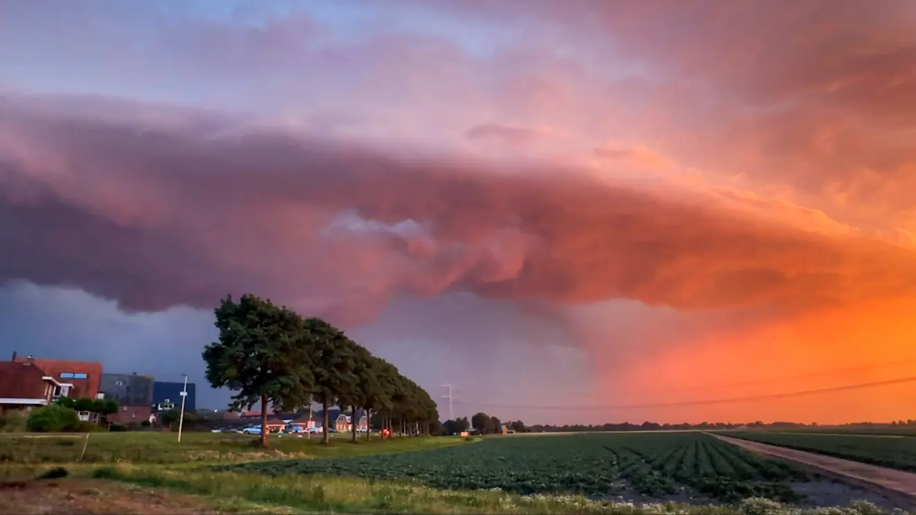 Een wolkenkraag tegen de achtergrond van een ondergaande zon - Jolanda Bakker