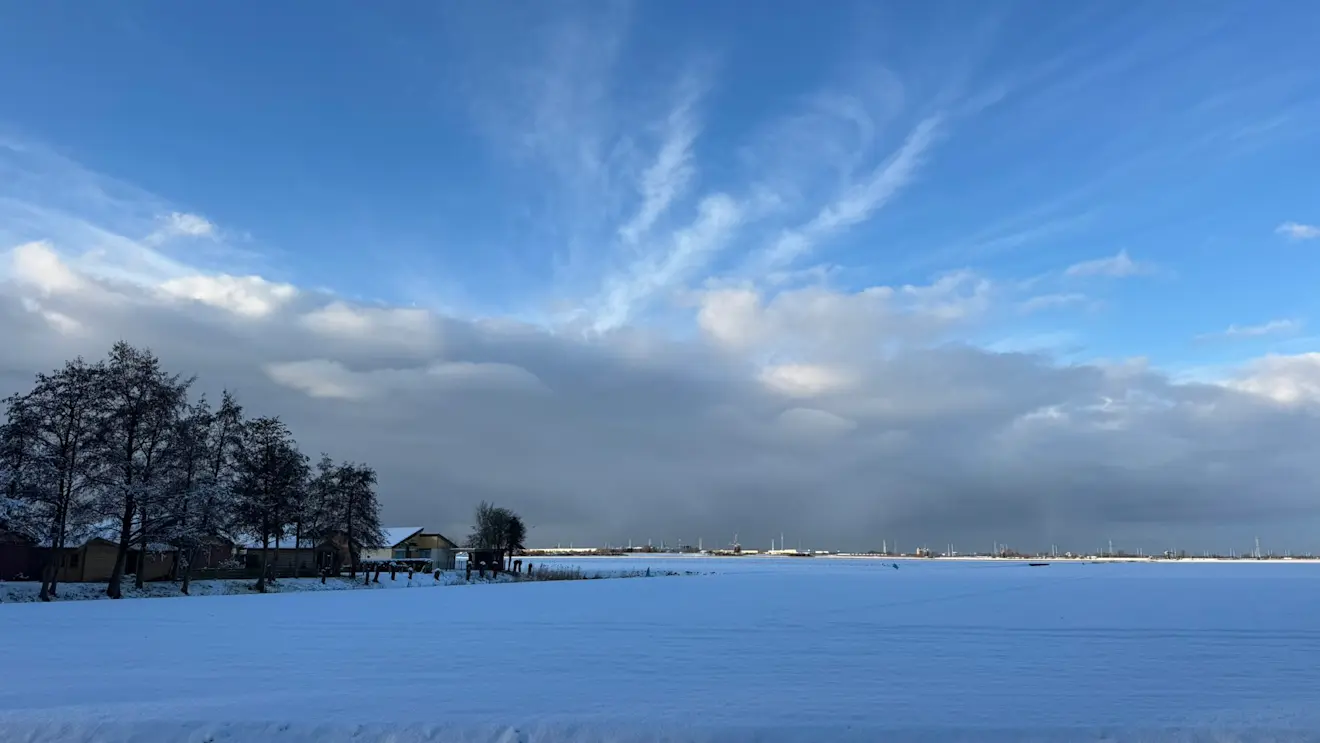 Met de blauwe lucht en de zon er boven is het prachtig - Jolanda Bakker