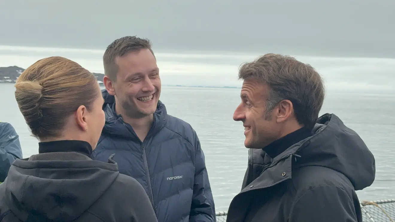 De Groenlandse premier Nielsen in gesprek de Deense premier Frederiksen (links) en de Franse president Macron (rechts) - Pieter Bliek
