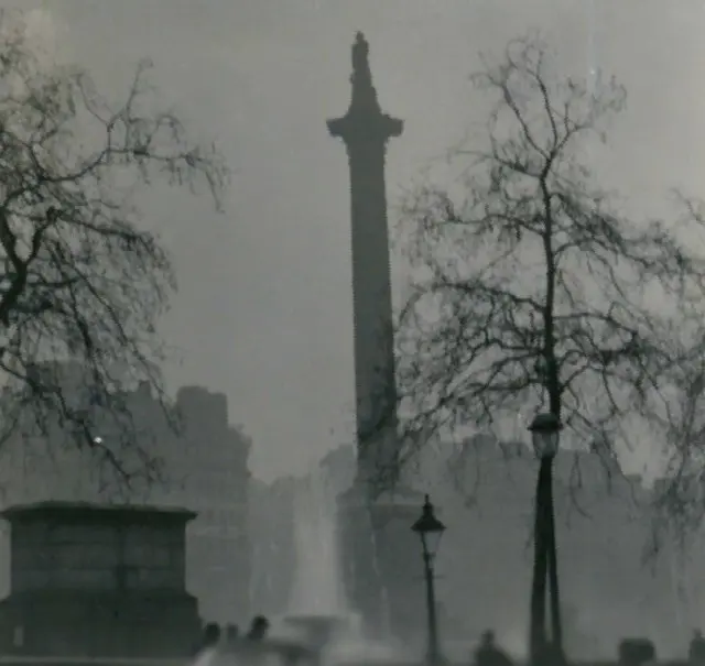 Trafalgar Square tijdens de KIllersmog die Londen in december 1956 teisterde - Wikipedia