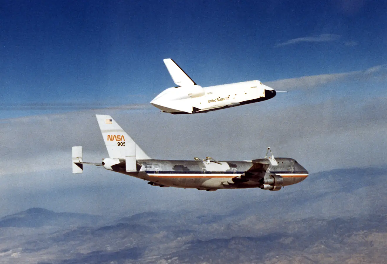De space shuttle Enterprise koppelt op 12 augustus 1977 los van een Boeing 747, om een eerste testlanding als zweefvliegtuig te maken - NASA