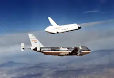 De space shuttle Enterprise koppelt op 12 augustus 1977 los van een Boeing 747, om een eerste testlanding als zweefvliegtuig te maken - NASA