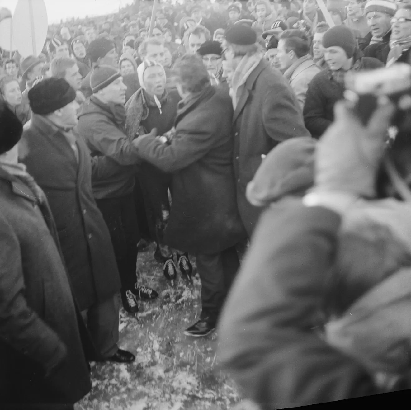 Reinier Paping, na de finish van de Elfstedentocht van 1963 op de Groote Wielen, nabij Leeuwarden - Jack de Nijs / Anefo