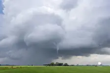 Een beginnende windhoos boven Friesland. De bui is een fraai voorbeeld van een supercell. Je ziet de draaibeweging van de stijgende lucht duidelijk terug - Marcel Renou