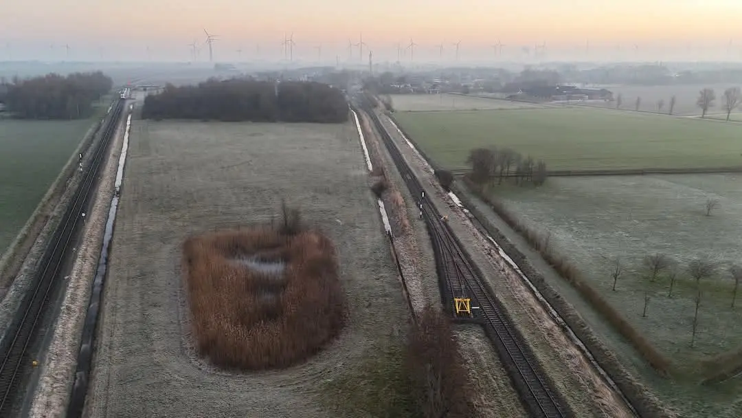 Op veel plaatsen zat vanochtend weer rijp op de velden, zoals hier in Noordoost-Groningen - Jannes Wiersema
