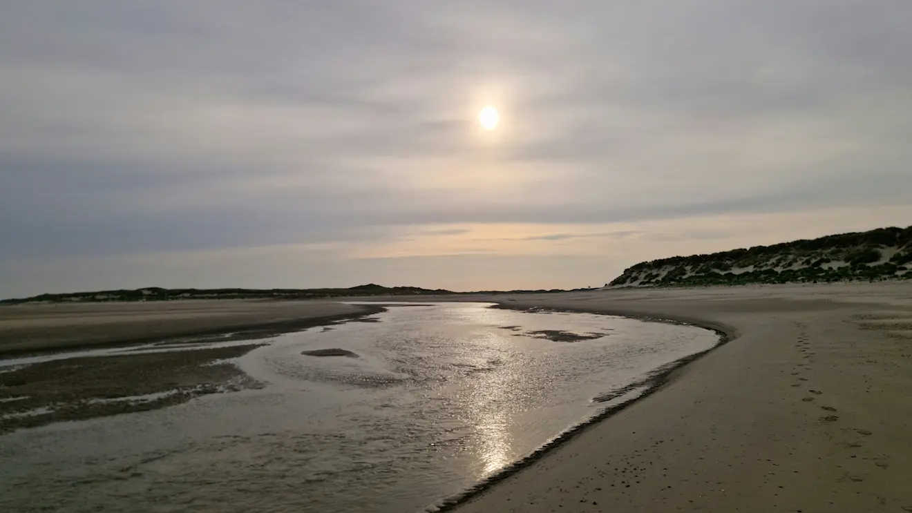 Boven Texel was vanochtend meteen al veel hoge bewolking te zien - Frans Alderse Baas