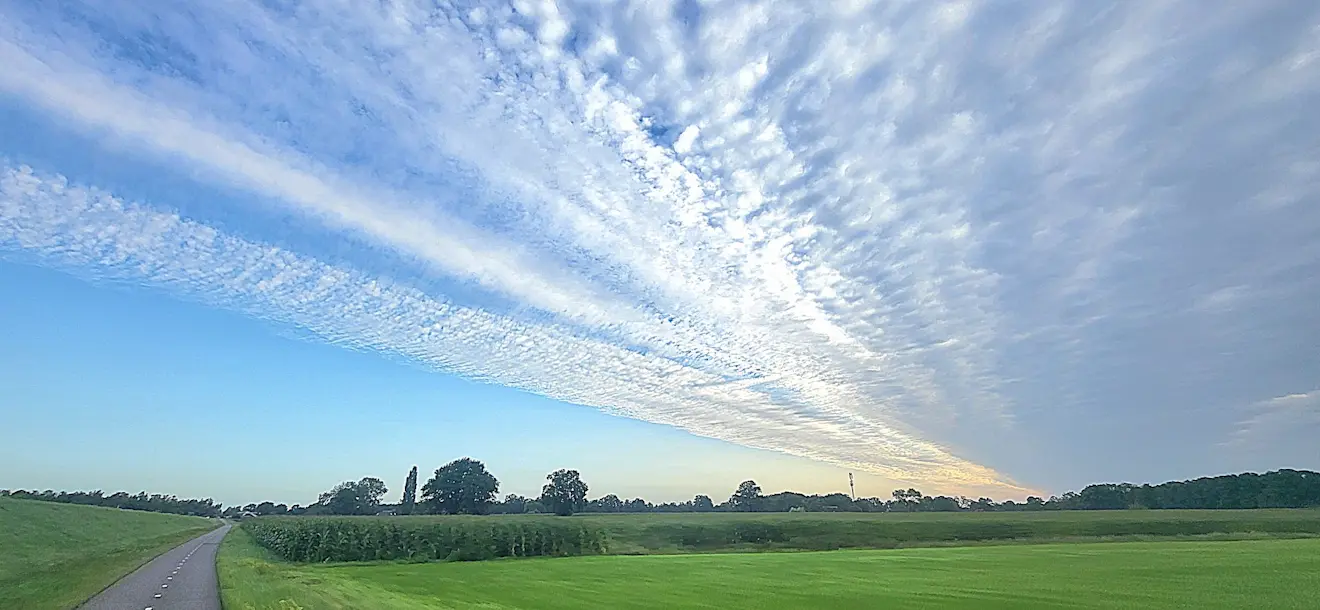 Een scherpe begrenzing van de bewolking, vanochtend in de buurt van Olst - Mark Wolvenne