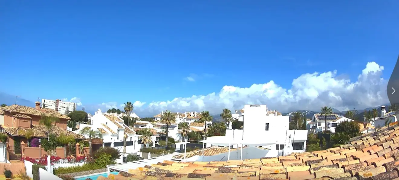 Zonnig weer, vanochtend aan de Costa del Sol. De waterrestricties zijn er opgeheven - webcam