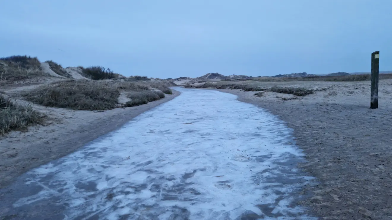 In het noorden is het vrijwel steeds winter en dus ligt er in de Slufter op Texel ijs - Frans Alderse Baas