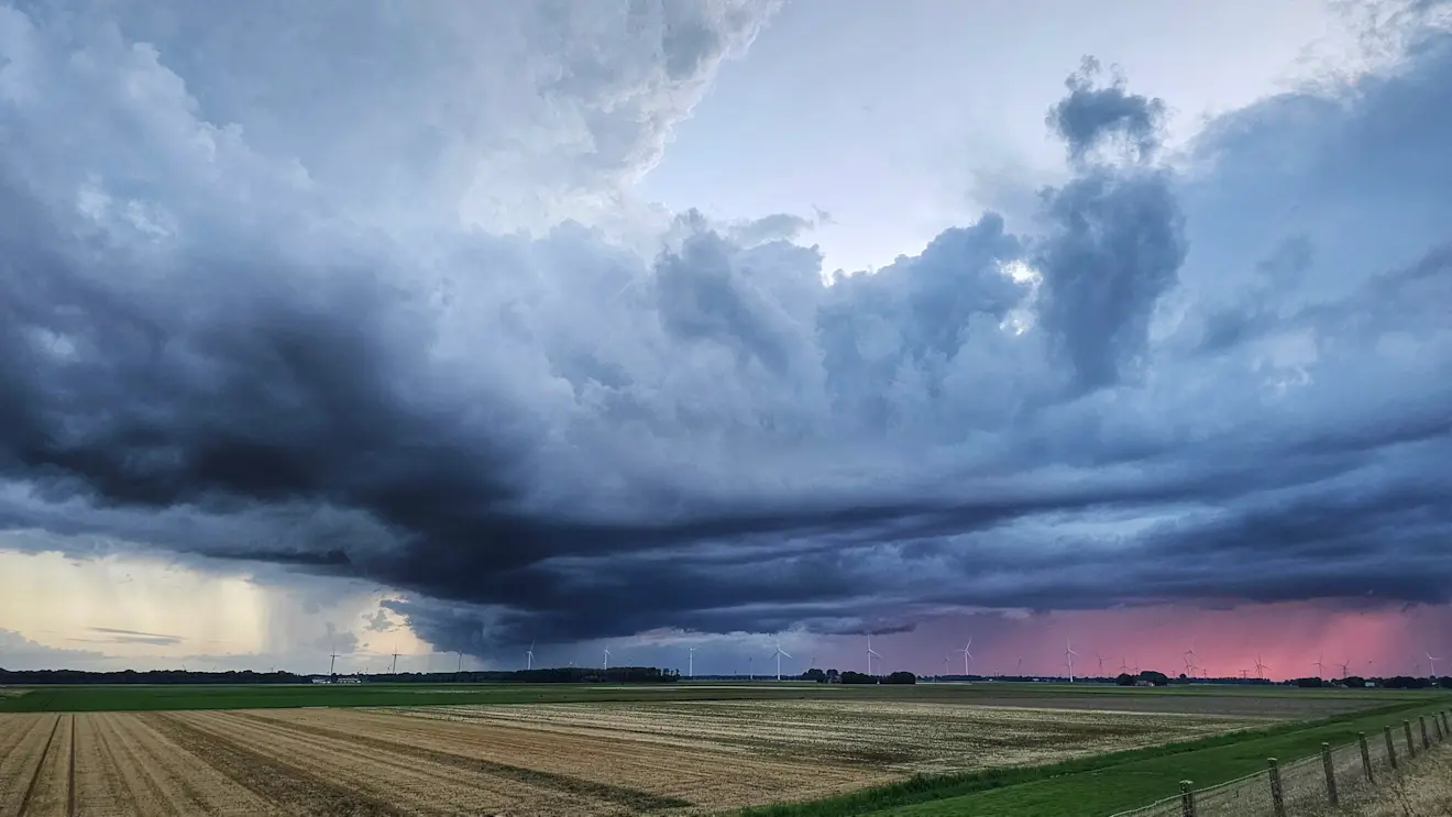 Een fraaie onweersbui boven Flevoland - Jannine Sanders