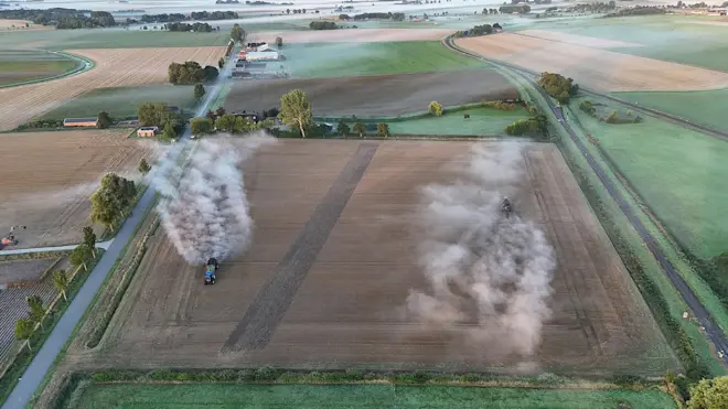 Werken in de ochtendnevel ziet er vanuit de lucht zo uit - Jannes Wiersema