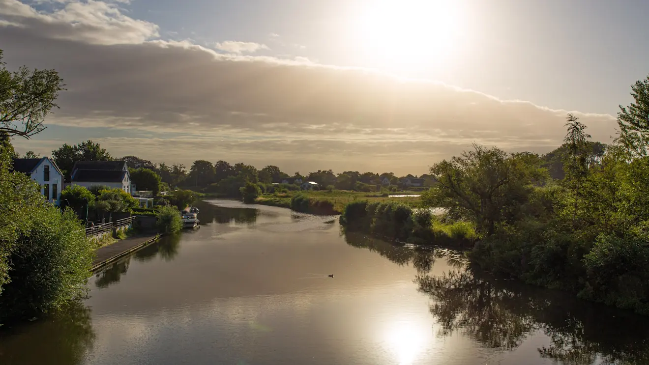Start van de dag met zon en wolken in Beesd - Ab Donker
