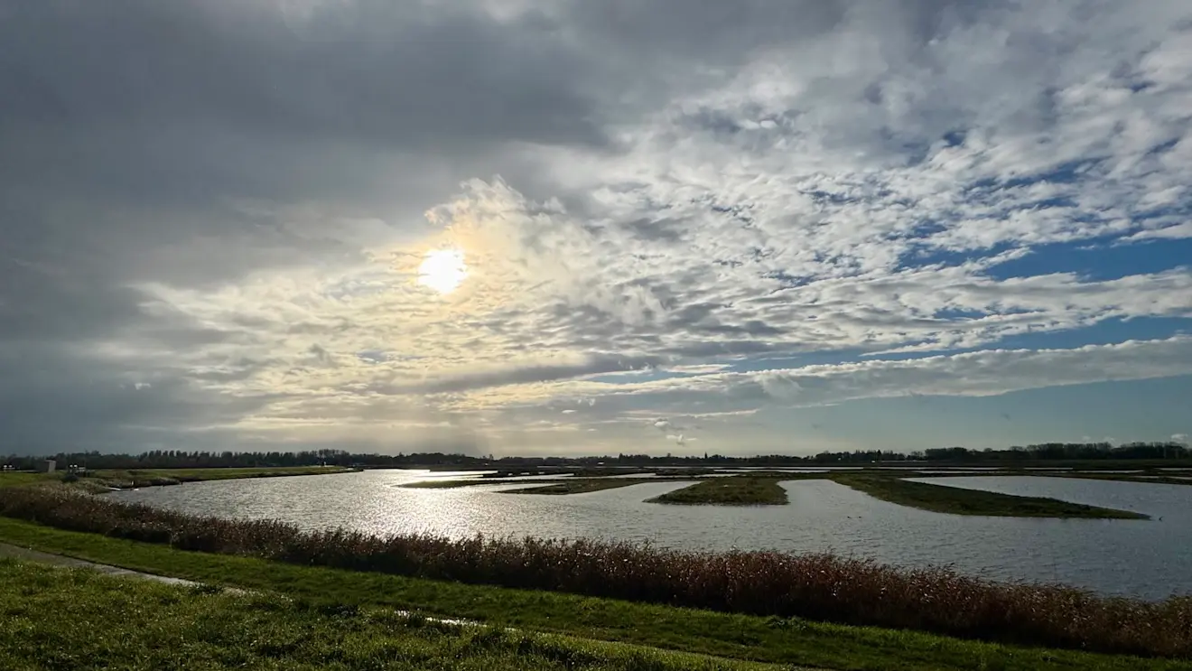 De zon komt door de wolken heen - Jolanda Bakker