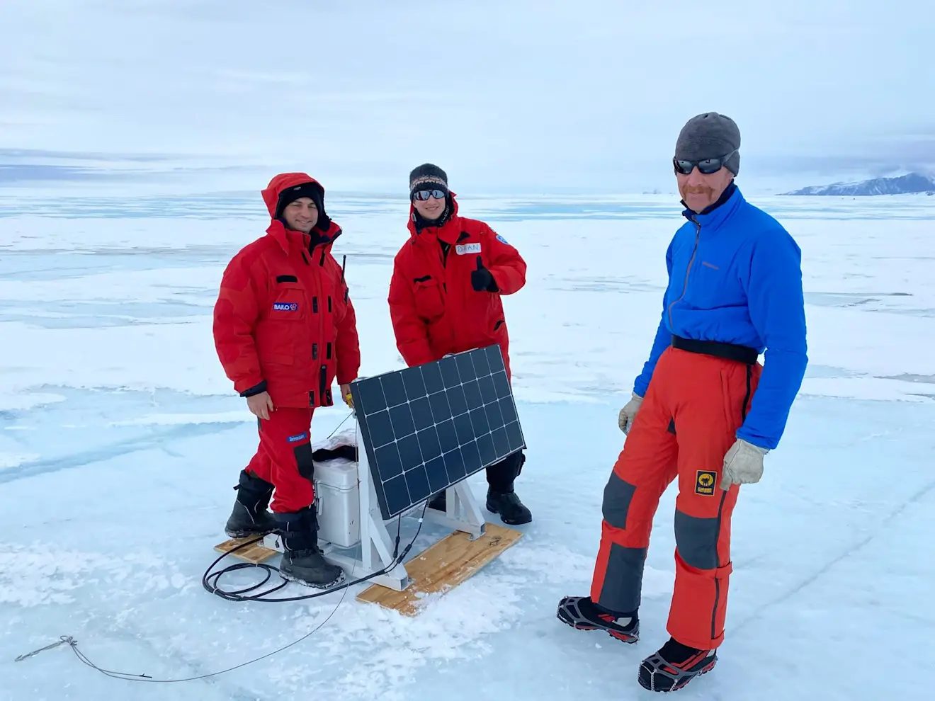 Bezig met het plaatsen van één van de weerstations - Daan van den Broek