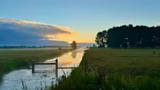 Slootmist, op de grens van bewolking en opklaringen, in Heukelum - John Oomen