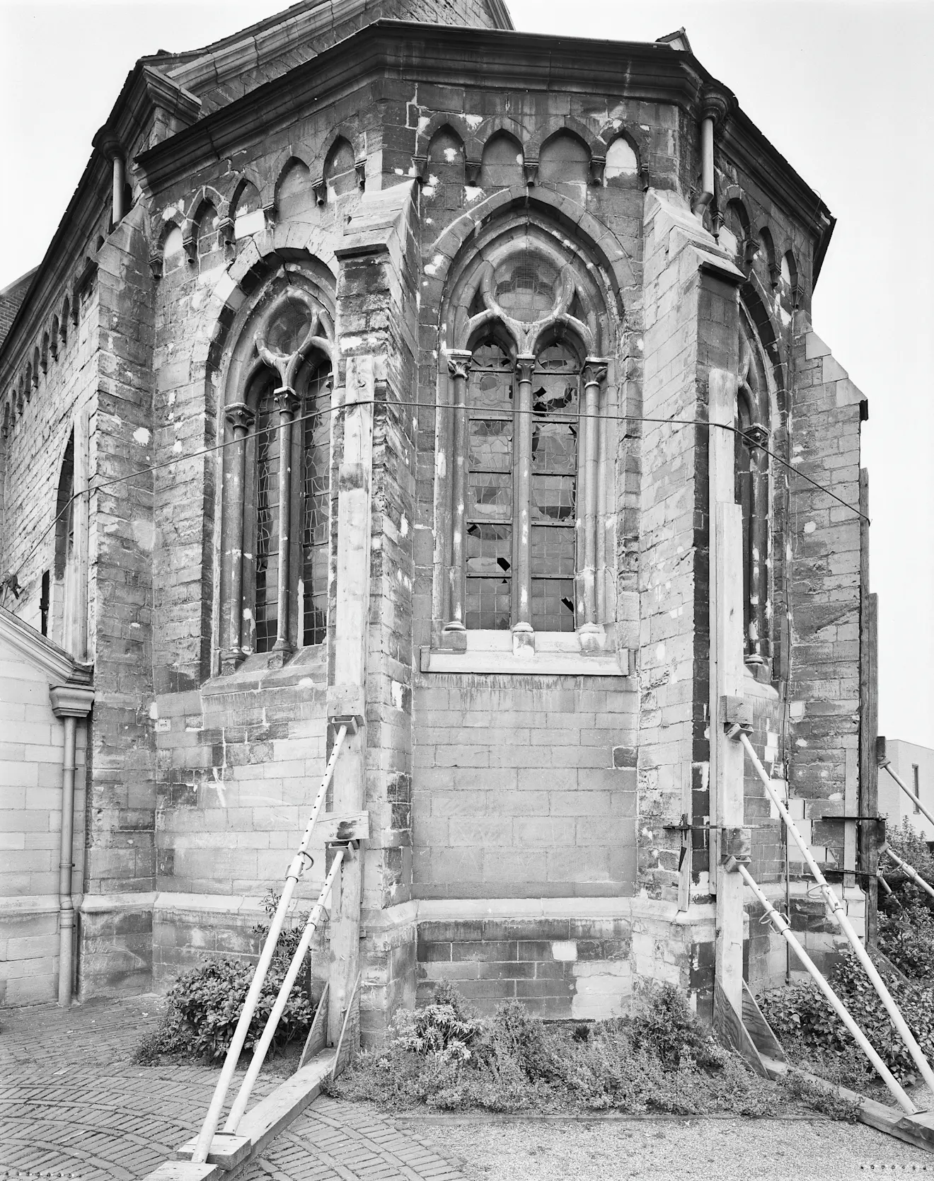 De Sint-Sebastianuskerk in Herkenbosch liep tijdens de aardbeving van 13 april 1992 bij Roermond grote schade op en moest worden gerestaureerd - Paul van Galen