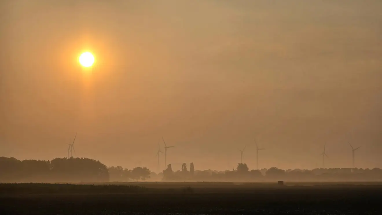 Een vernevelde ochtendzon boven het Hoge Land - Jannes Wiersema