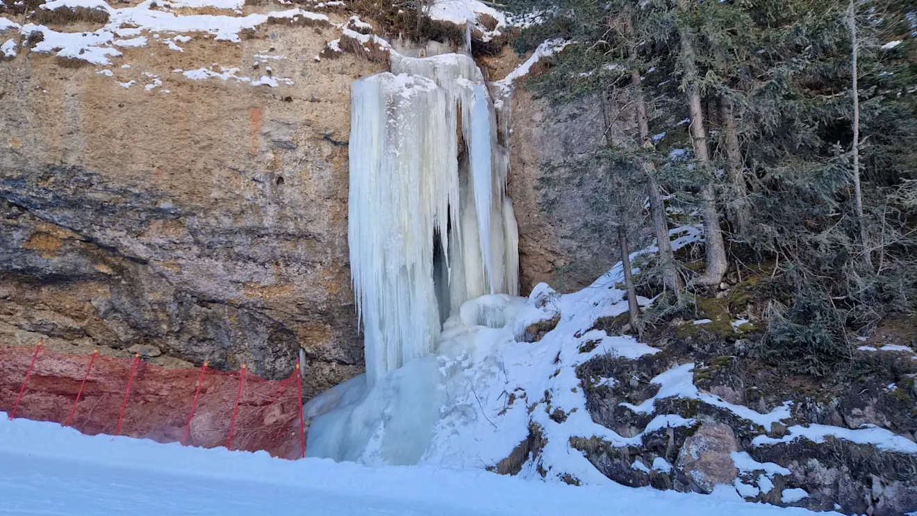 Een ijswaterval naast de piste - Reinout van den Born