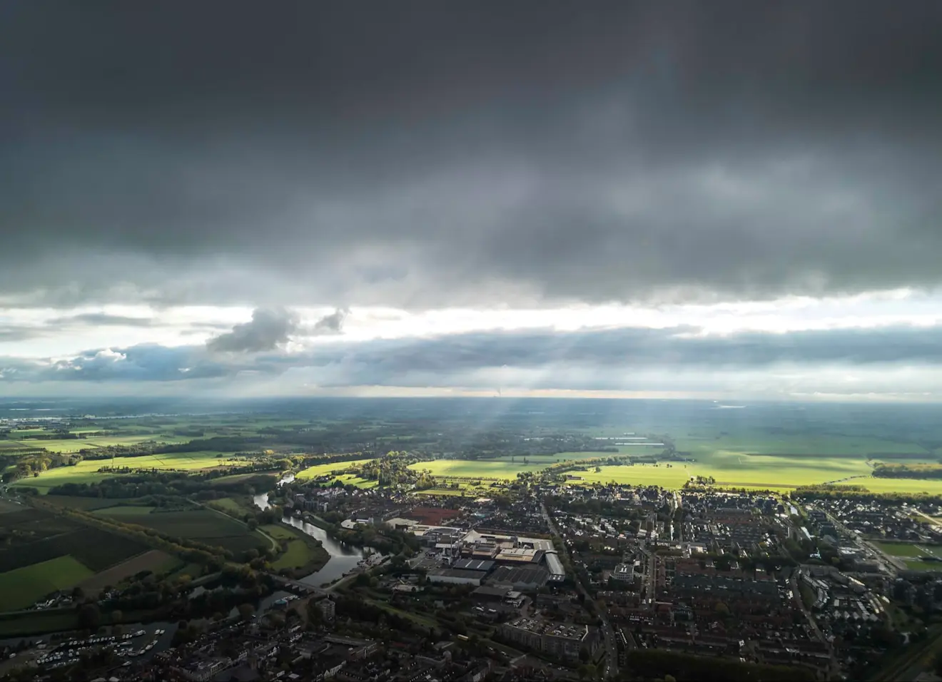 Een mooie opklaring tussen alle wolkenvelden door - John Oomen