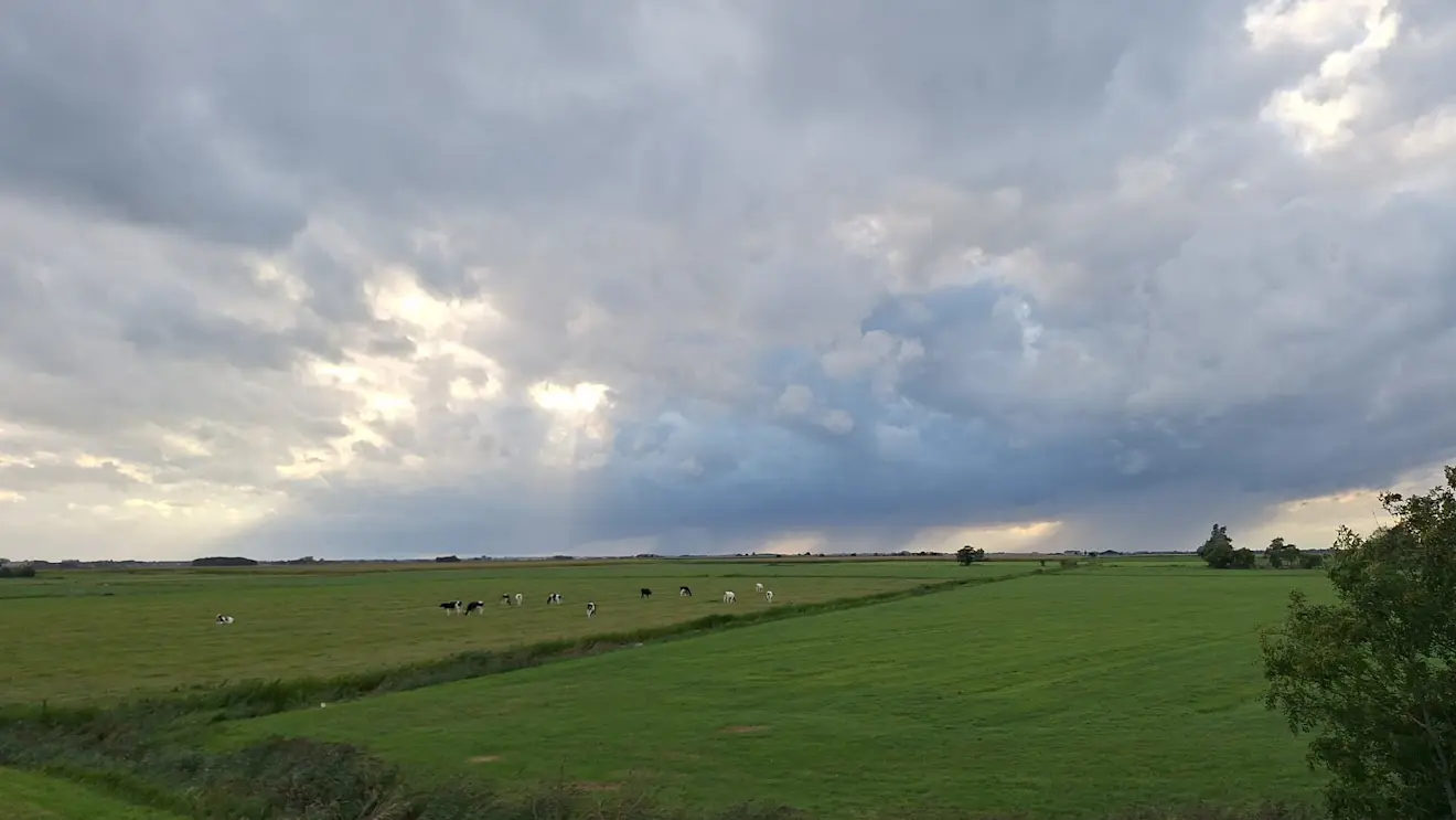 De naderende bui, gezien vanuit de omgeving van Spannenburg. Het interessante deel zit ver weg, links - Tjitske Wiebenga.